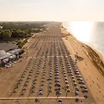 Beachside Flat With Balcony * ביביונה