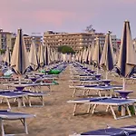 Beachside Flat With Balcony بيبيوني